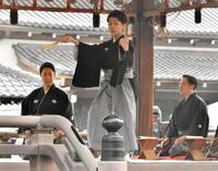 　六代目尾上菊之助（中央）の奉納舞を見守る八代目尾上菊五郎（左）