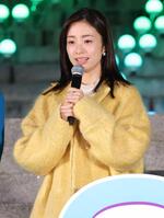 　あいさつする上戸彩（撮影・西岡正）