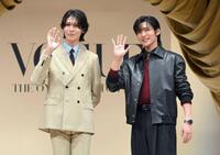 　手を振るラウール（左）と目黒蓮（撮影・伊藤笙子）