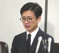 　会見で涙する国分太一