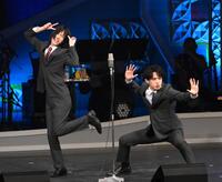 　漫才を披露するモナキの、おヨネ（左）とケンケン（撮影・堀内翔）