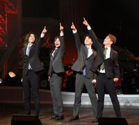 　メジャーデビューが決定したモナキの（左から）サカイＪｒ．、おヨネ、ケンケン、じん（撮影・堀内翔）