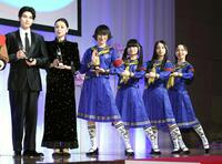 　ベストドレッサー賞を受賞した（左から）本田響矢、檀れい、新しい学校のリーダーズのＳＵＺＵＫＡ、ＭＩＺＹＵ、ＫＡＮＯＮ、ＲＩＮ（撮影・堀内翔）