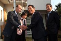 　指名あいさつに訪れた日本ハム・高田ＧＭ（右から２人目）、山田編成ディレクター（右）を出迎える父・ファルサさんと母・郁代さん＝２００４年、大阪府羽曳野市内の自宅