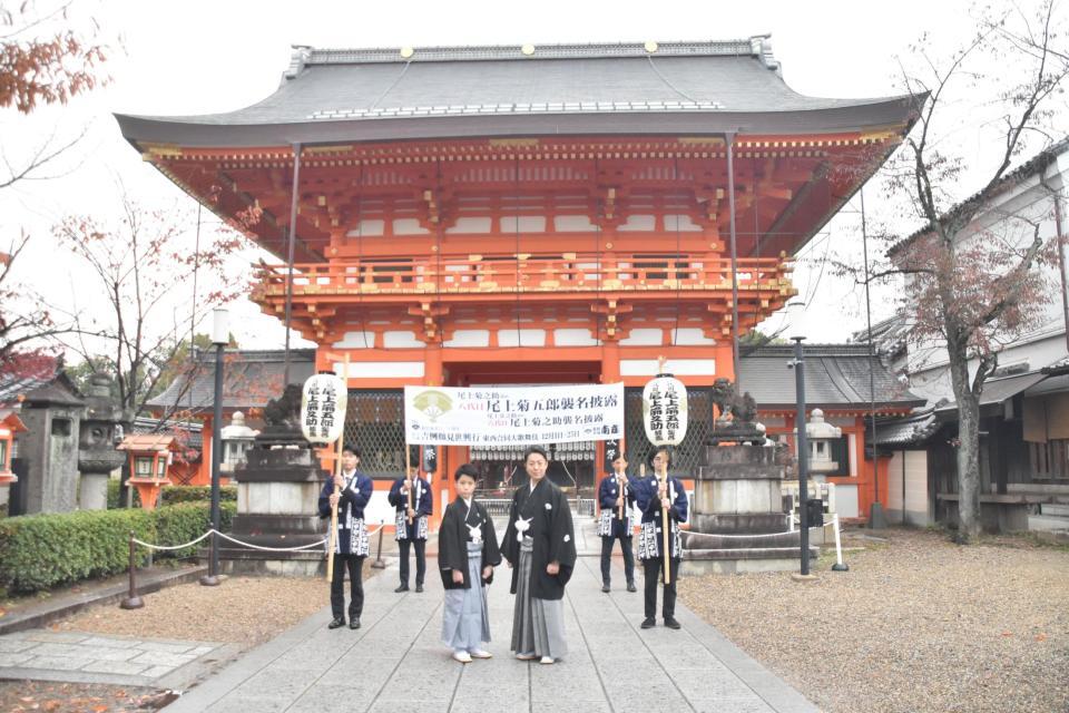 　八坂神社で成功祈願を行った八代目尾上菊五郎（右）と六代目尾上菊之助