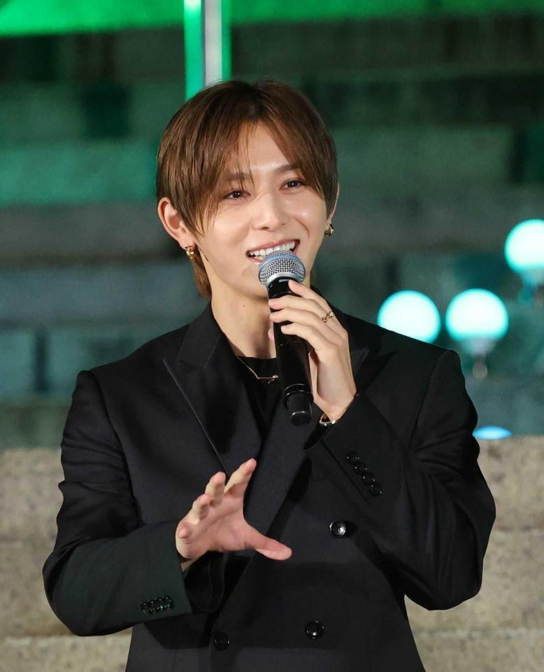 　笑顔でトークする山田涼介（撮影・西岡正）