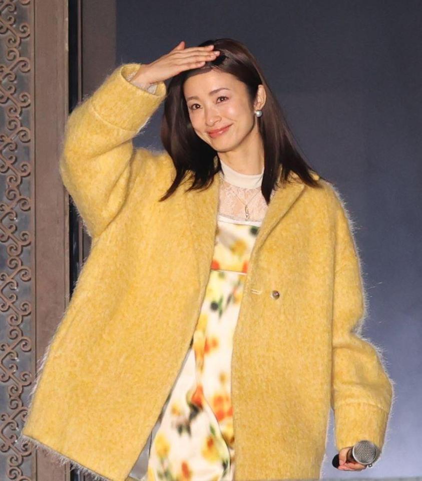 　オープニングで登場する上戸彩（撮影・西岡正）