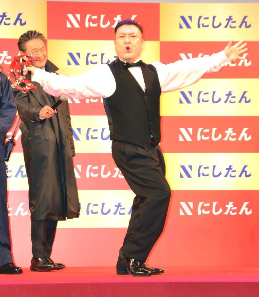　「にしたんクリニック」新ＣＭ発表会でタンバリン芸を披露する山崎弘也