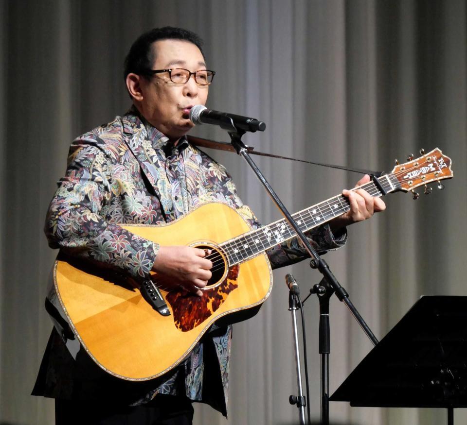 　ギターを手に歌声を響かせたさだまさし