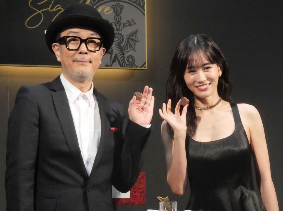 　チョコを手に笑顔のリリー・フランキー（左）と前田敦子