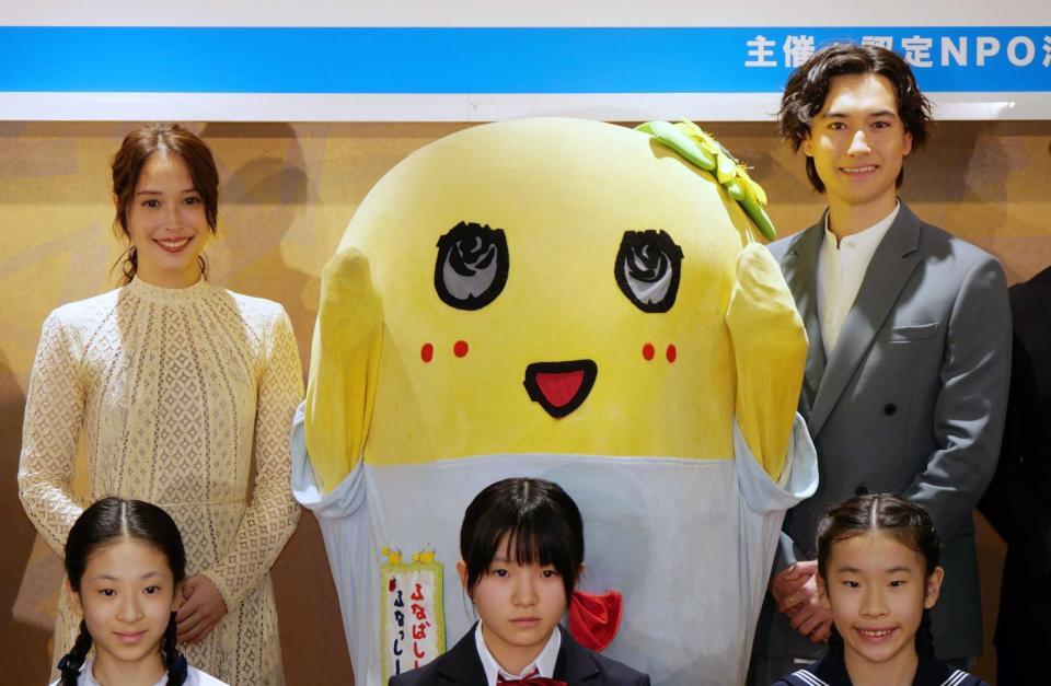 　表彰式に特別審査員として出席した（後列左から）広瀬アリス、ふなっしー、マリウス葉さん