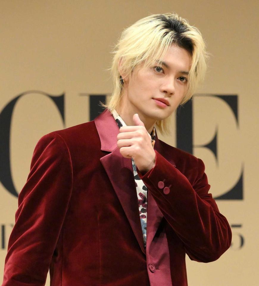 　受賞記者会見で「イイじゃん」ポーズを決める佐野勇斗（撮影・伊藤笙子）