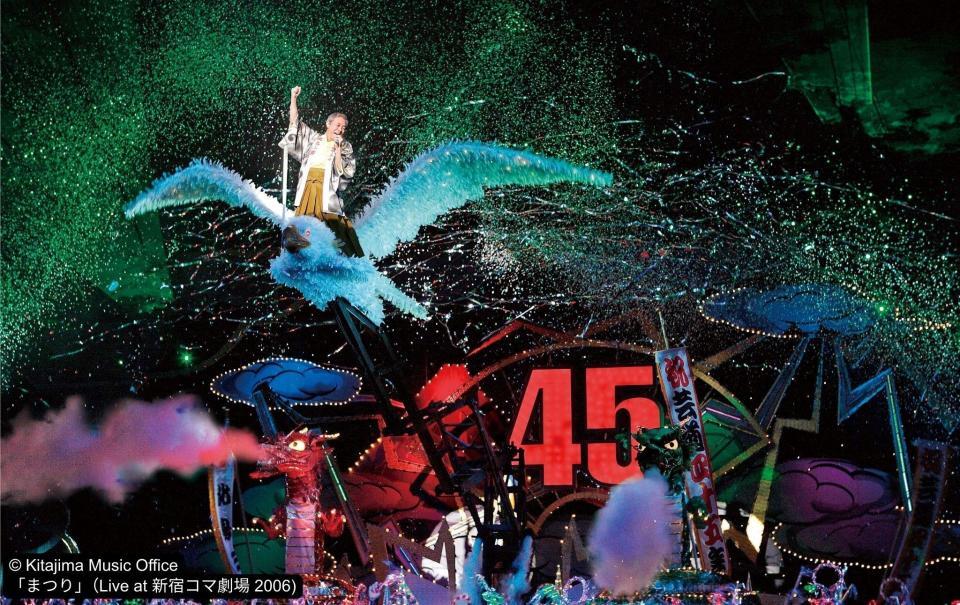 　ド派手な演出でフィナーレを飾る「まつり」の歌唱シーン