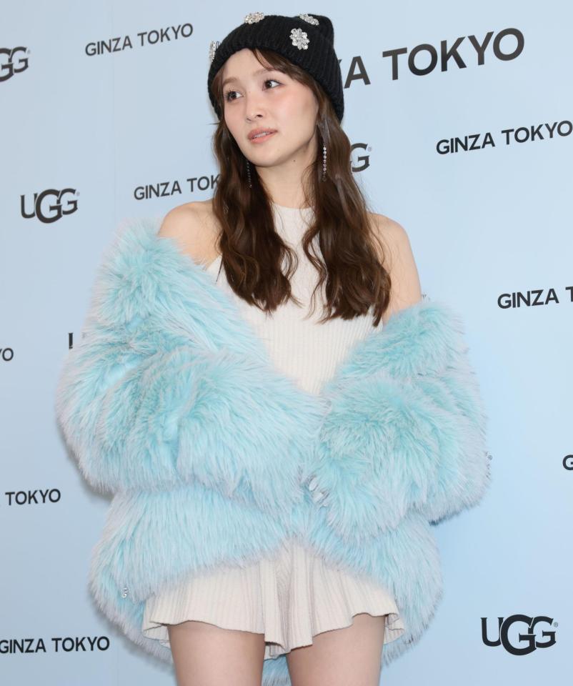 　ポーズをとる百田夏菜子（撮影・棚橋慶太）