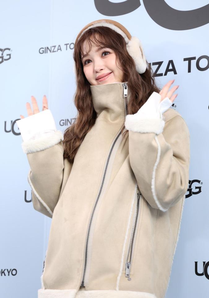 　手を振る藤田ニコル（撮影・棚橋慶太）