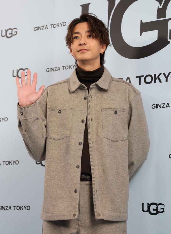 　手を振る三浦翔平（撮影・棚橋慶太）