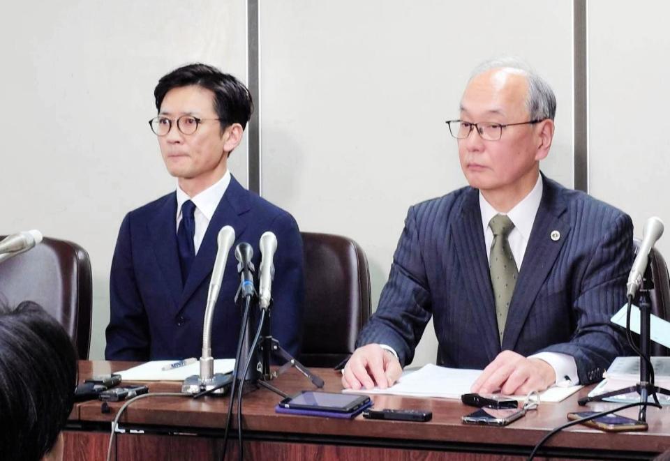 　会見を行った国分太一（左）