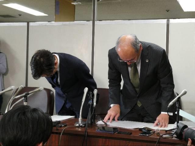 　頭を下げる国分太一（左）