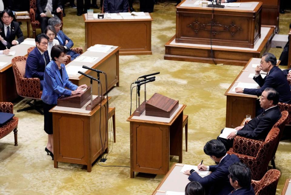 　党首討論で立憲民主党の野田代表（右奥から２人目）の質問に答弁する高市首相