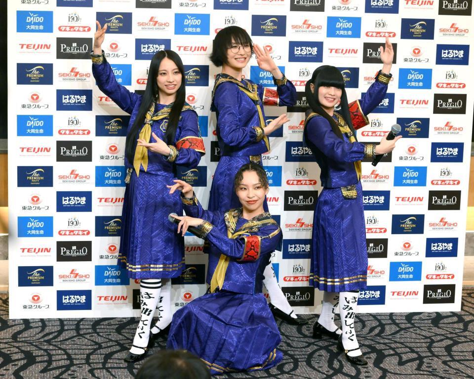 　フォトセッションでポーズを決める新しい学校のリーダーズ（左から時計回りに）ＫＡＮＯＮ、ＳＵＺＵＫＡ、ＭＩＺＹＵ、ＲＩＮ（撮影・堀内翔）