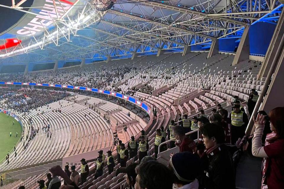 　スタジアム内に設けられた、神戸サポーター席（手前）と上海サポーター席を隔てる空席