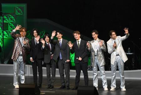 　歓声に応える（左から）酒井一圭、モナキのサカイＪｒ．、おヨネ、ケンケン、じん、後上翔太、白川裕二郎（撮影・堀内翔）