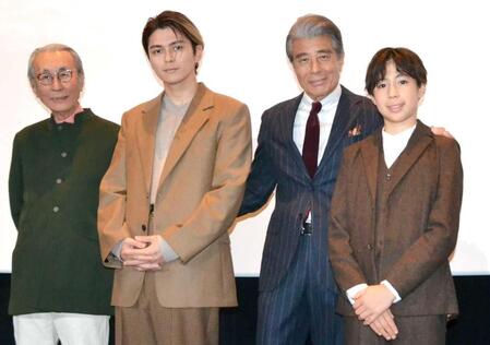 　映画「港のひかり」公開御礼舞台あいさつに登場した（左から）木村大作キャメラマン、眞栄田郷敦、舘ひろし、尾上眞秀