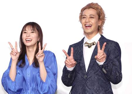 　笑顔の芳根京子（左）と高橋海人（撮影・佐々木彰尚）