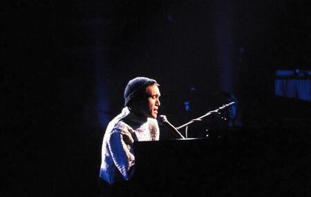 　「クリスマスの約束」で歌う小田和正