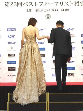 　エスコートを観客に見せる（左から）高梨臨、槙野智章