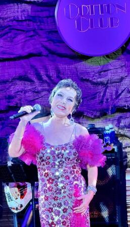 　熱唱するピーターこと池畑慎之介