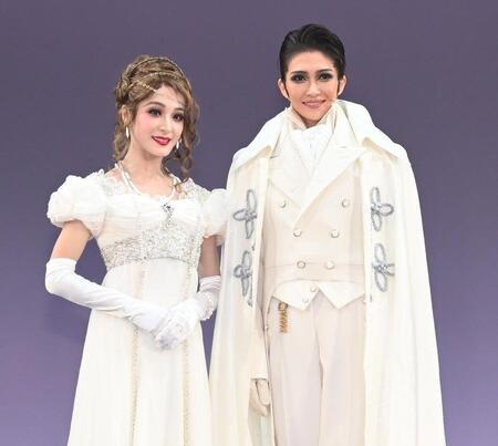 　新人公演を終え、フォトセッションに応じる華純沙那（左）と律希奏