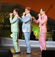 　ツアーファイナルでパフォーマンスする純烈（撮影・堀内翔）