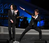 　漫才を披露するモナキのサカイＪｒ．（左）と、じん（撮影・堀内翔）