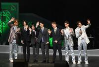 　歓声に応える（左から）酒井一圭、モナキのサカイＪｒ．、おヨネ、ケンケン、じん、後上翔太、白川裕二郎（撮影・堀内翔）