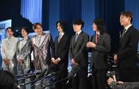 　自身がプロデュースした「モナキ」を見つめる酒井一圭（左から３人目）＝撮影・堀内翔