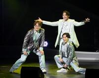 　純烈の（左から）酒井一圭、白川裕二郎、後上翔太（下）＝撮影・堀内翔