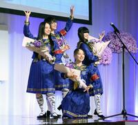 　受賞を祝うポーズを決める新しい学校のリーダーズ（撮影・堀内翔）