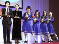 　受賞した新しい学校のリーダーズの（左から）ＳＵＺＵＫＡ、ＭＩＺＹＵ、ＫＡＮＯＮ、ＲＩＮ