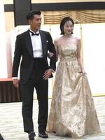 　華やかな姿を見せる（左から）槙野智章、高梨臨