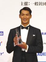 　撮影に応じる槙野智章