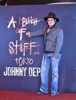 　イベントでポーズを決めるジョニー・デップ（撮影・開出牧）