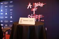 　ジョニー・デップの到着を待つイベント会場のテーブル（撮影・開出牧）