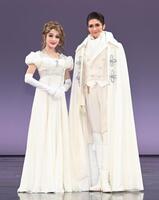 　新人公演を終え、フォトセッションに応じる華純沙那（左）と律希奏