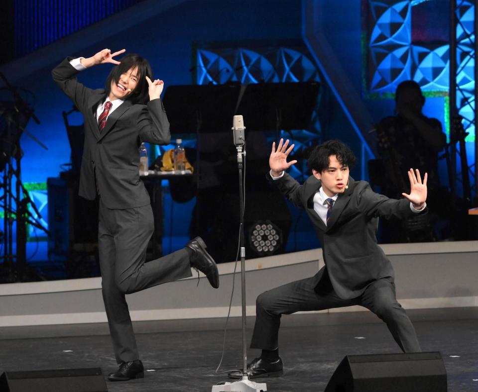 　漫才を披露するモナキの、おヨネ（左）とケンケン（撮影・堀内翔）