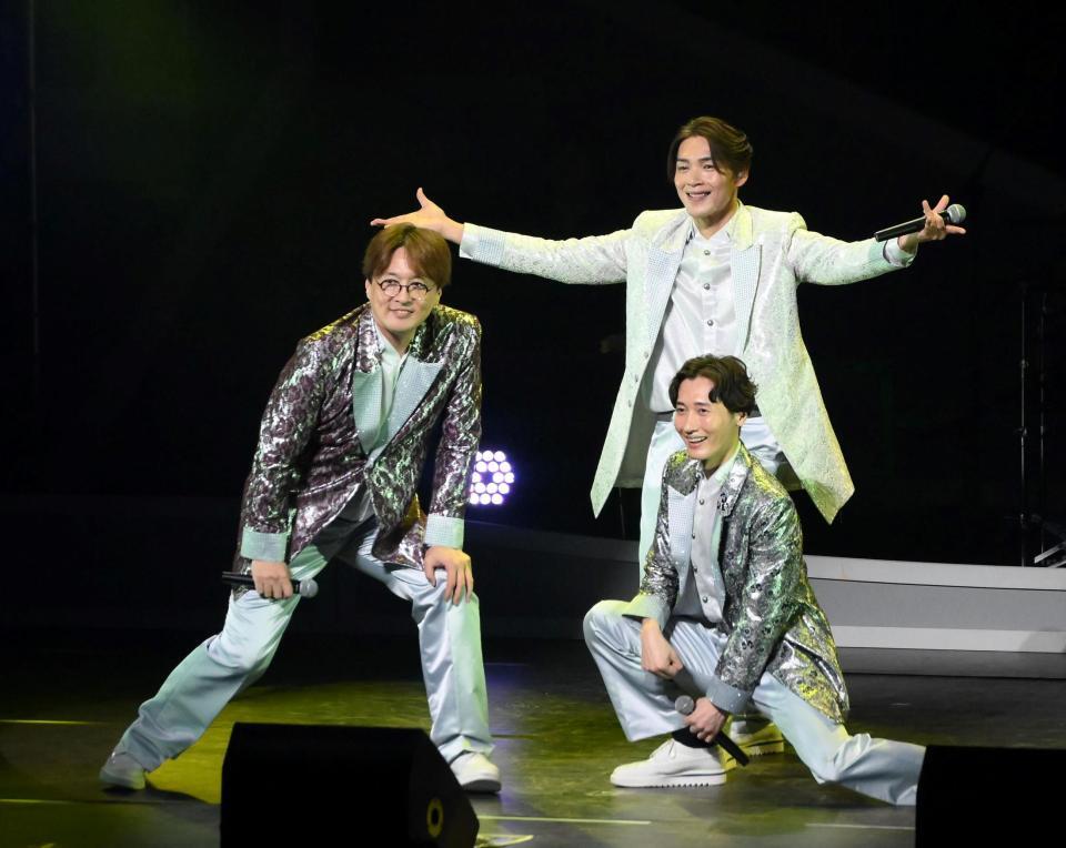 　純烈の（左から）酒井一圭、白川裕二郎、後上翔太（下）＝撮影・堀内翔