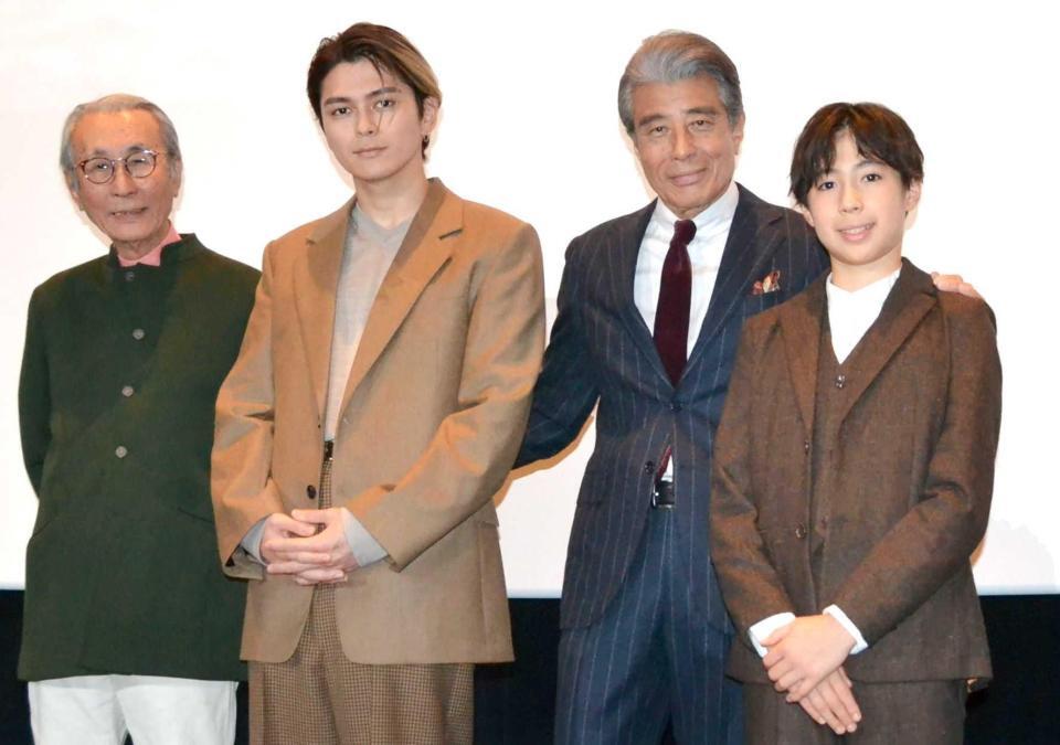 　映画「港のひかり」公開御礼舞台あいさつに登場した（左から）木村大作キャメラマン、眞栄田郷敦、舘ひろし、尾上眞秀