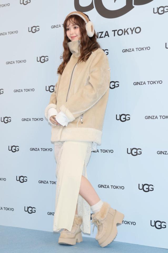 　ポーズをとる藤田ニコル（撮影・棚橋慶太）