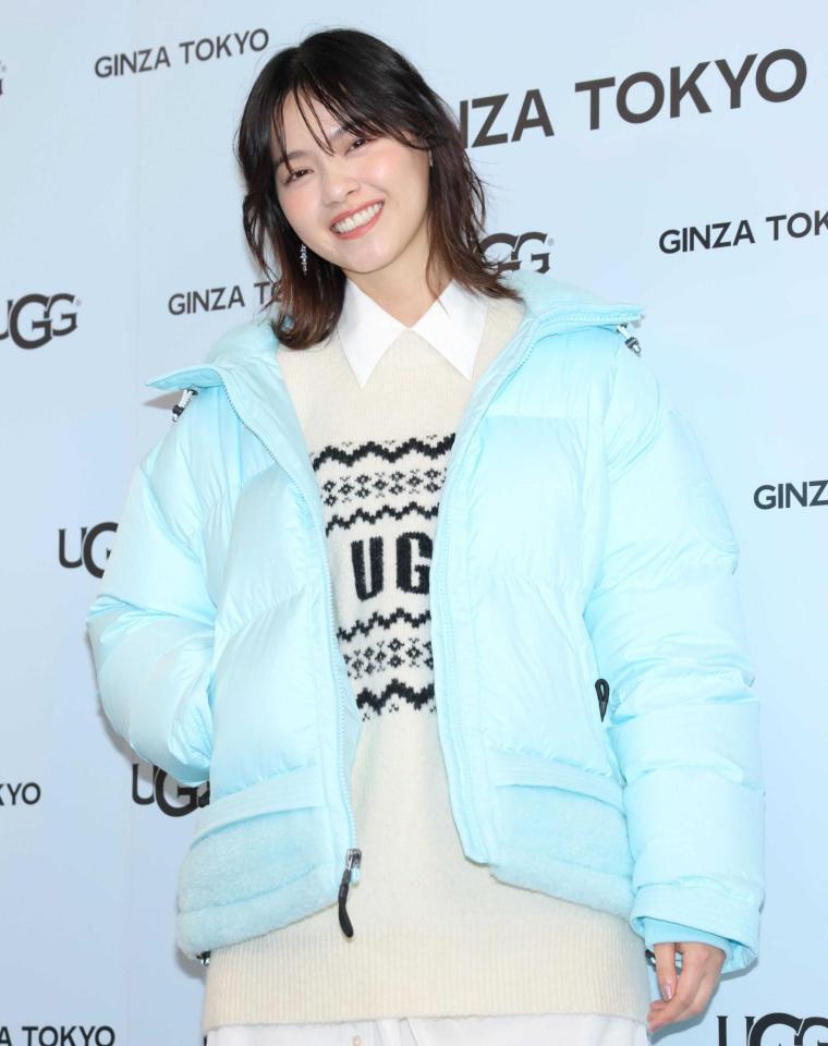 　ポーズをとる西野七瀬（撮影・棚橋慶太）