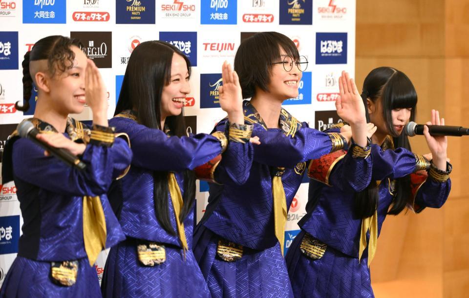 　１０周年を表現する新しい学校のリーダーズの（左から）ＲＩＮ、ＫＡＮＯＮ、ＳＵＺＵＫＡ、ＭＩＺＹＵ＝（撮影・堀内翔）